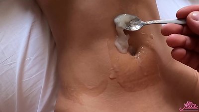 Dziļš blowjob un kaislīgs sekss tuvplānā - apēsta sperma